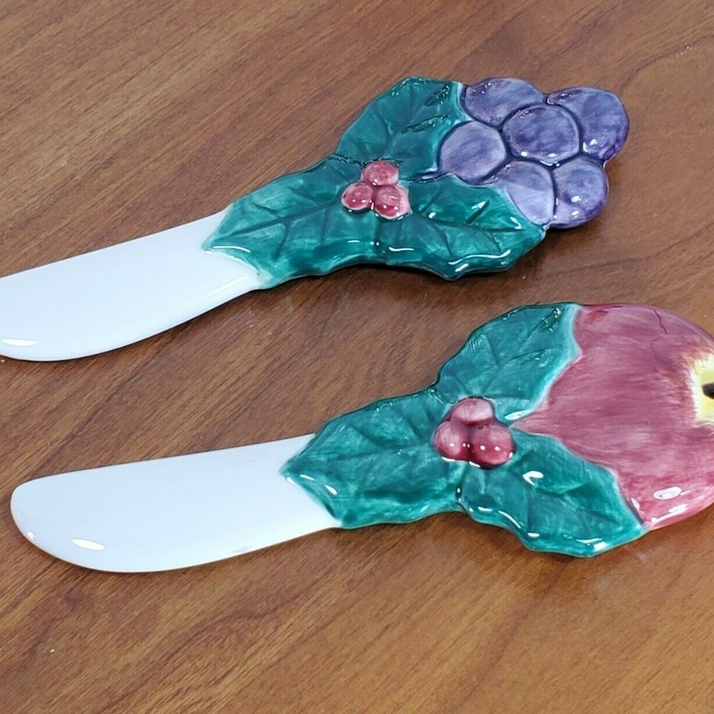 2) Fitz and Floyd Della Robbia Canape Knives 5" sculpted handle holly fruit - Picture 2 of 7